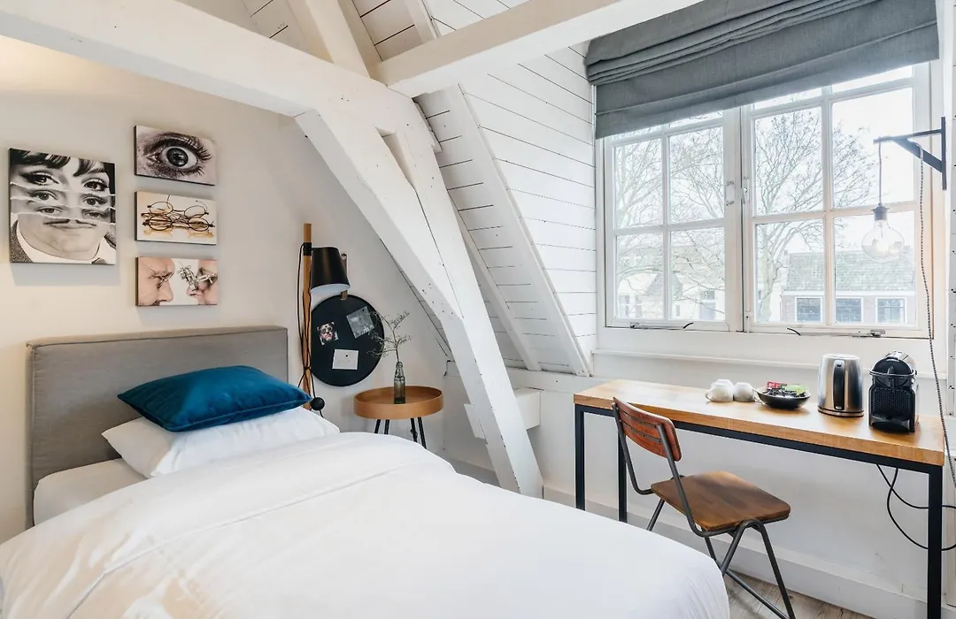 Eye Hotel-1